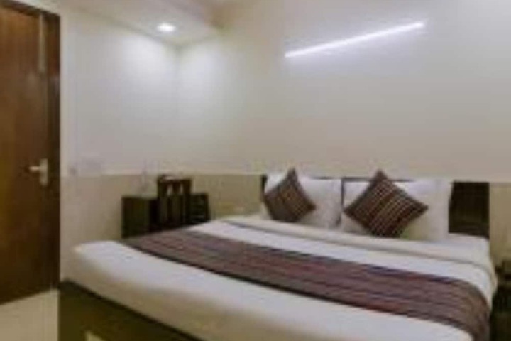 Room 3 of 37