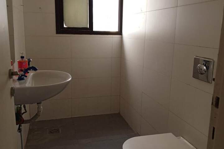 Room 6 of 10