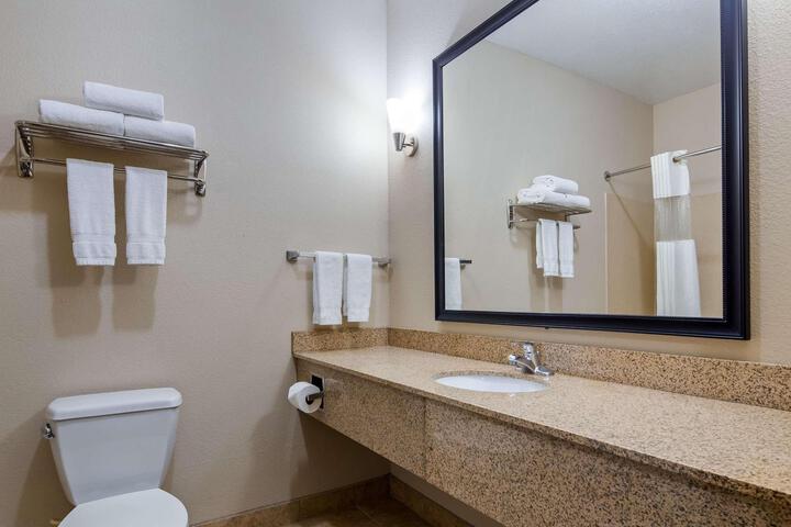 2 Queen Beds Mobility Accessible Communication Assistance Bathtub Full Breakfast (2 of 9)