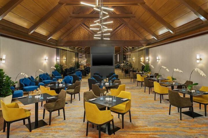 Lounge 17 of 21