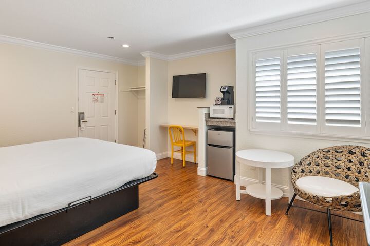 Basic Single King Bed (2 of 18)