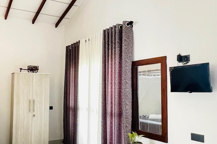 Room 6 of 12