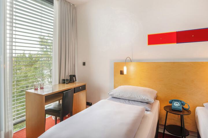 Room 13 of 36