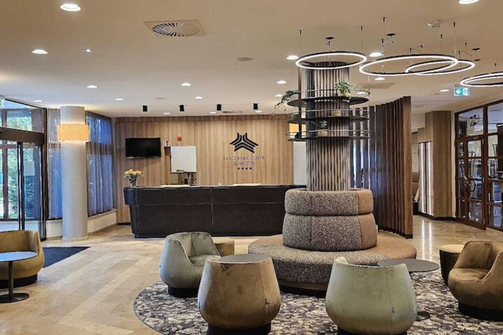 Entrance & Lobby