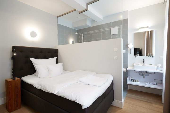 Room 2 of 31