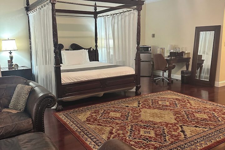 Classic King Bed (2 of 11)