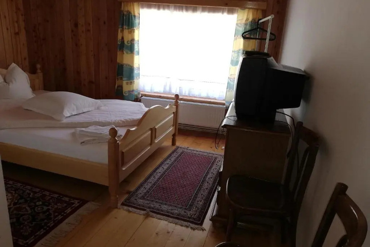 Room 6 of 14