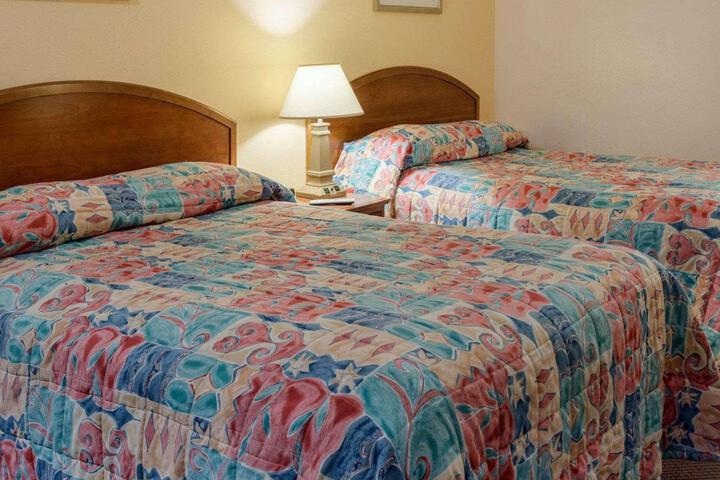 1 Queen Bed (11 of 11)