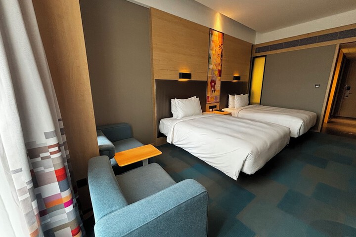 Room 16 of 38