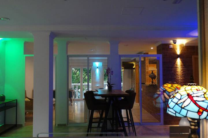 Dining 7 of 11