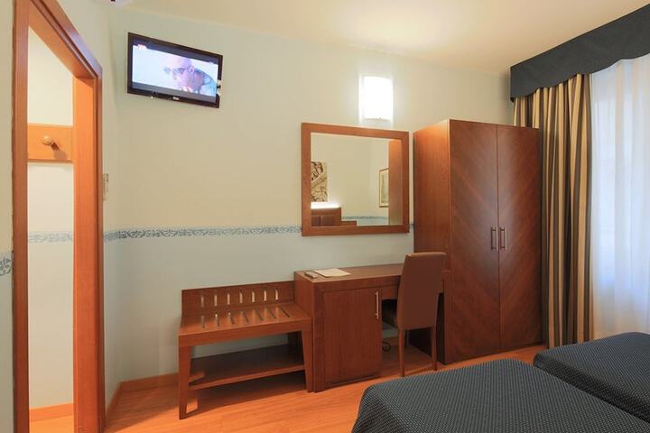 Room 8 of 67