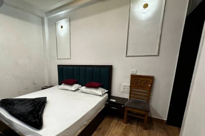 Room 7 of 18
