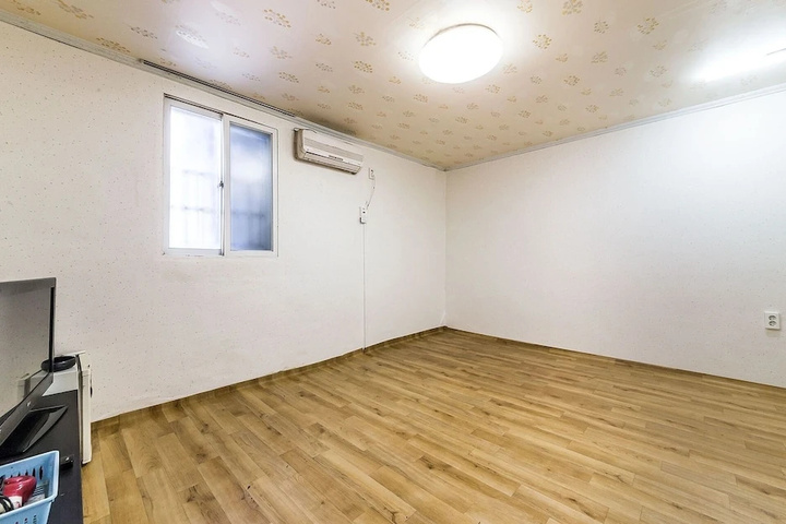 Room 8 of 11