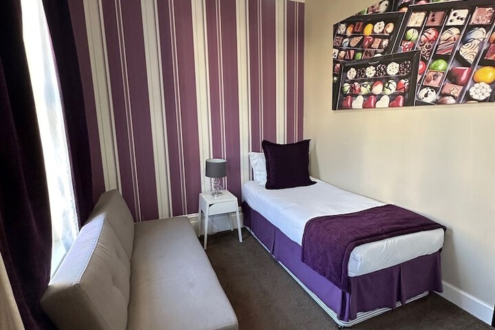 Room 49 of 193