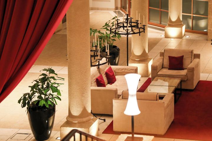 Entrance & Lobby