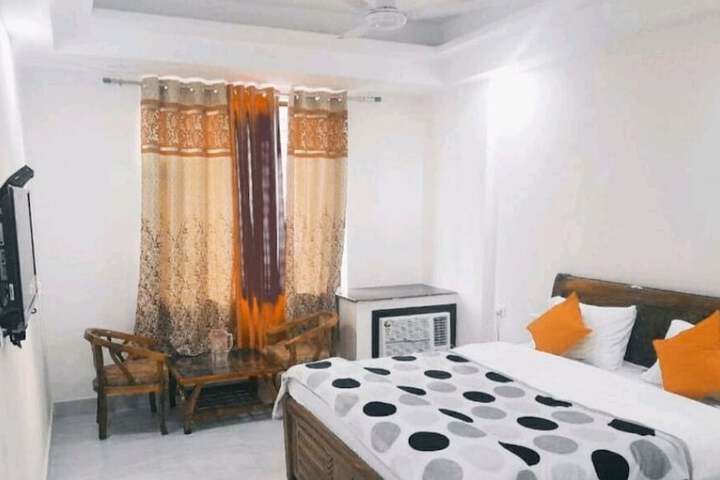 Room 6 of 9