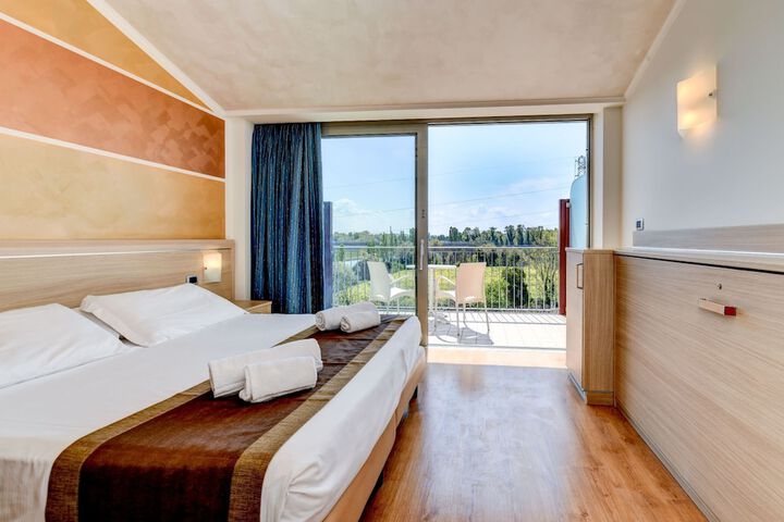 Room 18 of 101
