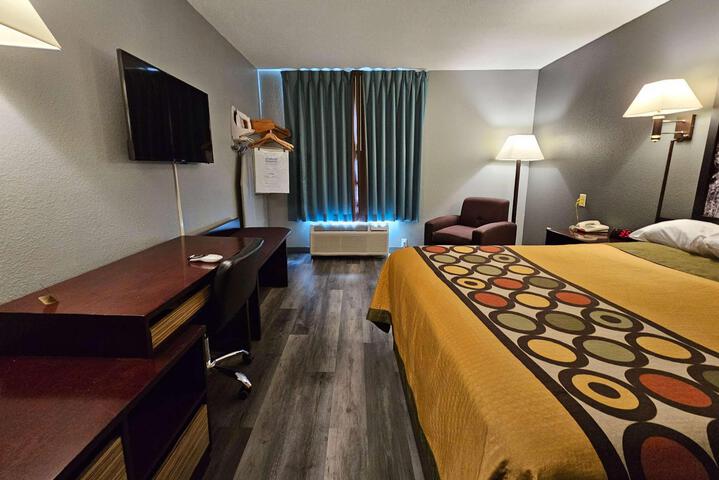 1 Queen Bed (2 of 4)