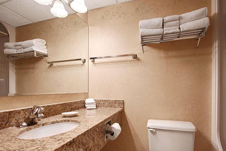 2 Queen Beds Microwave and Refrigerator WiFi (10 of 10)