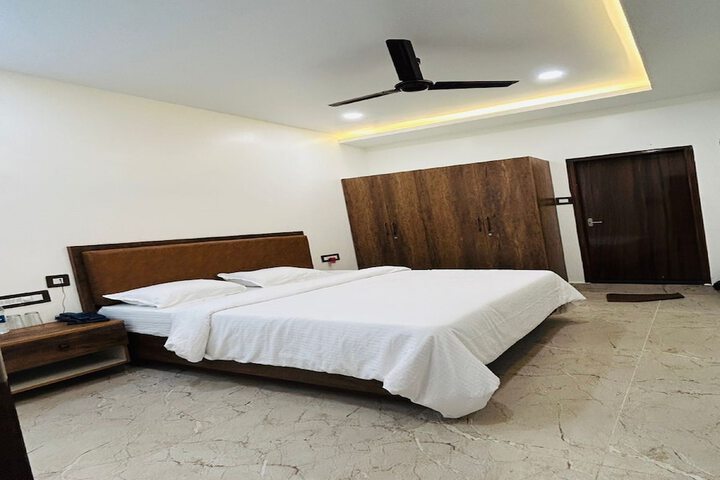 Room 14 of 33