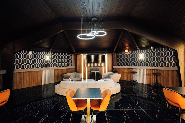 Lounge 82 of 94