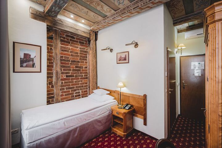 Room 7 of 65