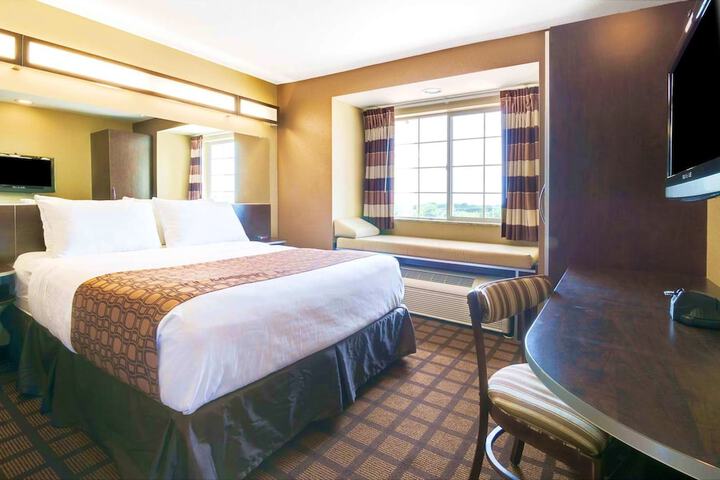 1 Queen Bed (2 of 15)