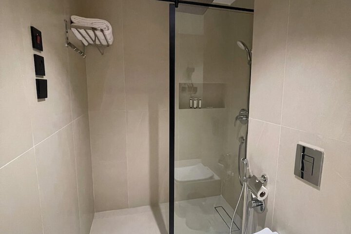 Room 9 of 12
