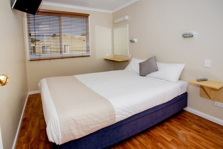 Room 2 of 63