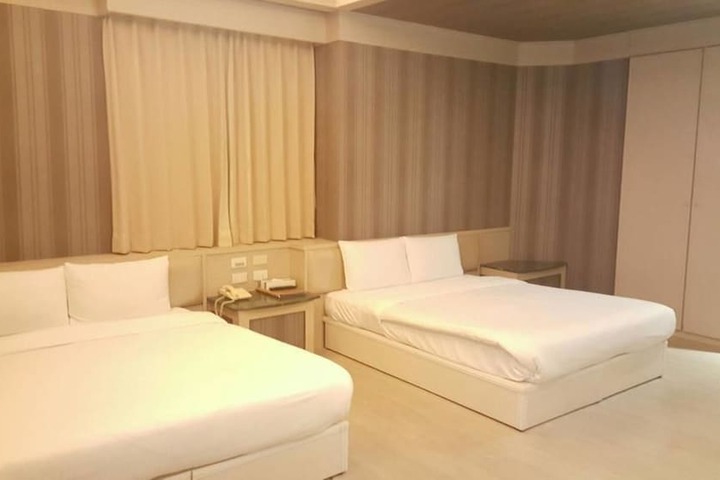 Room 6 of 14