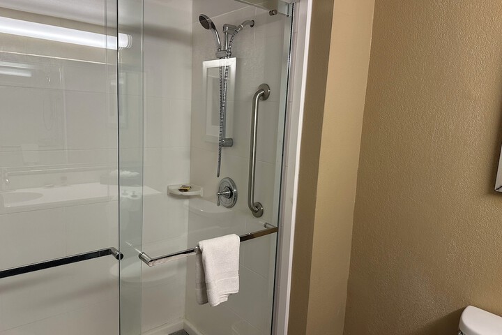 1 King Bed Mobility Hearing Accessible Room Roll in Shower Non-Smokinga (22 of 22)