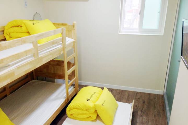 Room 17 of 33