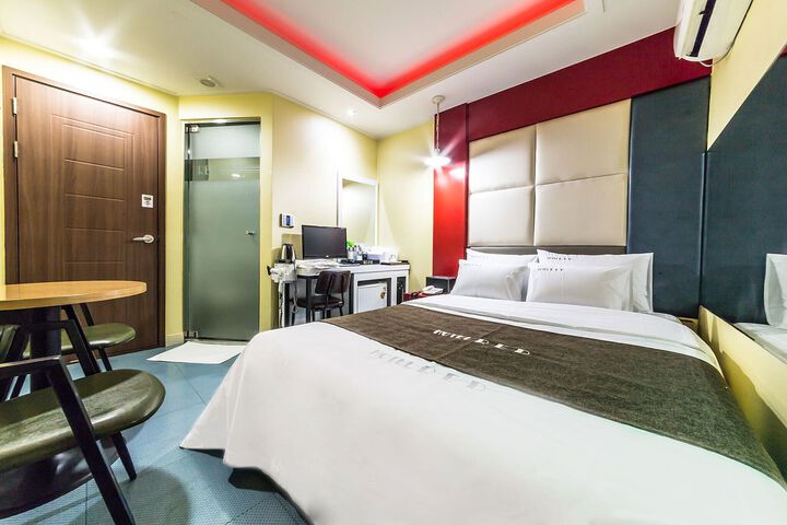 Room 52 of 75