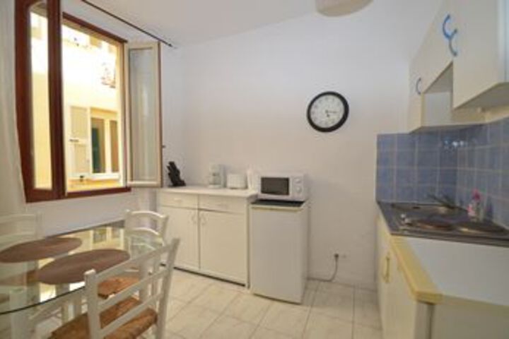 Room 5 of 9