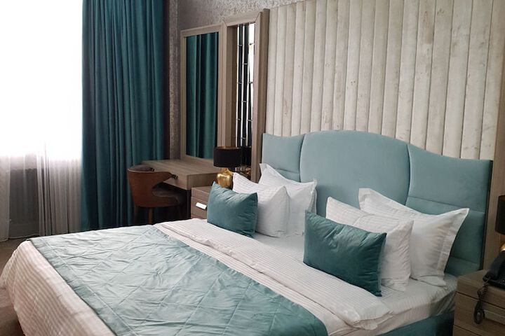 Room 16 of 80