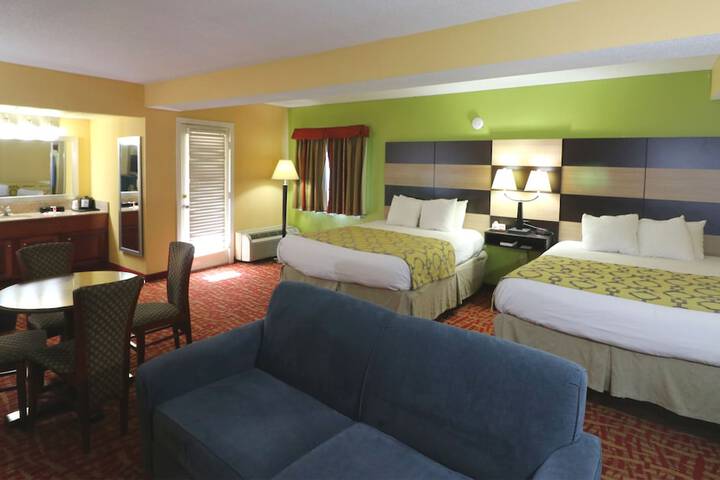 2 Queen Beds (12 of 13)