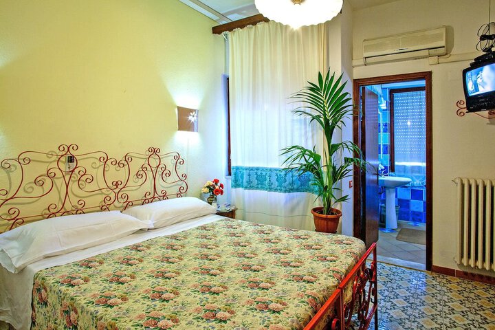 Room 10 of 25