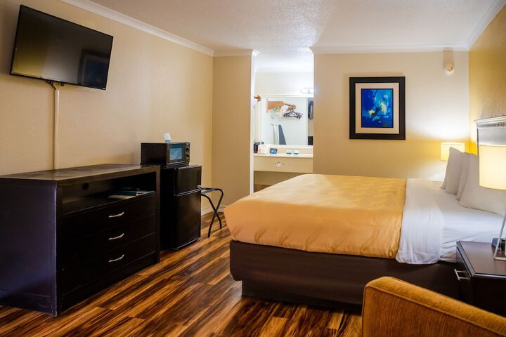 1 King Bed (11 of 31)