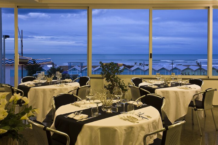Dining 72 of 106