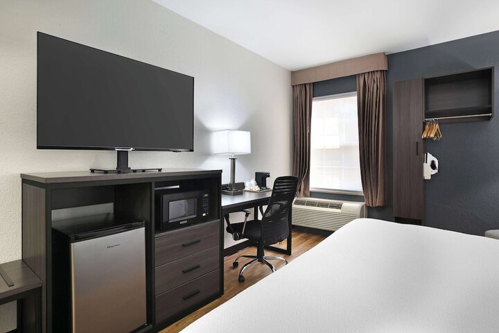 1 King Accessible Comm Assist Bathtub Microwave, Refrigerator WiFi Full Breakfast (15 of 19)