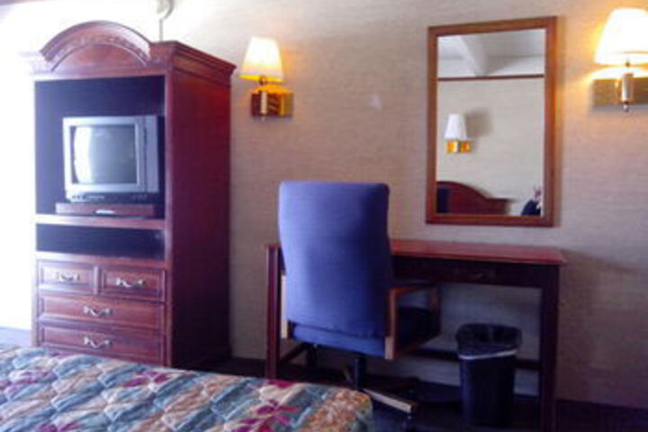 Room 5 of 8