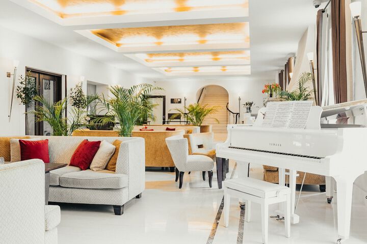Entrance & Lobby