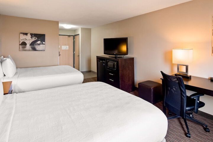 2 Queen Beds Pillowtop Microfridge 37in Led TV High Speed Full Breakfast (6 of 7)
