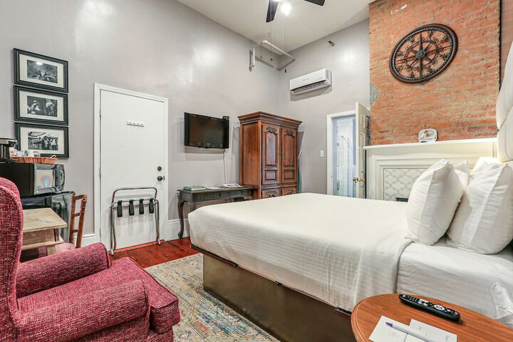 Room 32 of 69