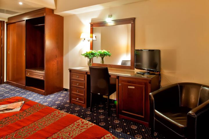 Room 7 of 48