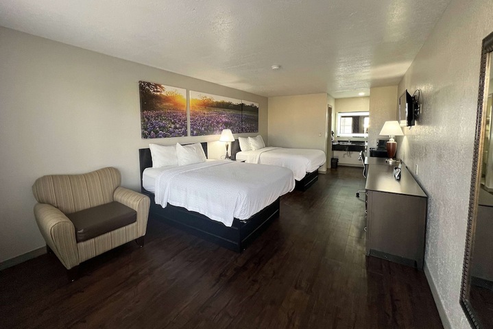 2 Queen Beds (7 of 13)