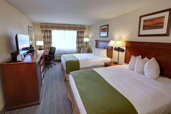 2 Queen Beds (3 of 7)