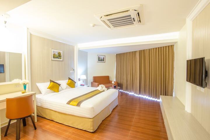Room 4 of 102
