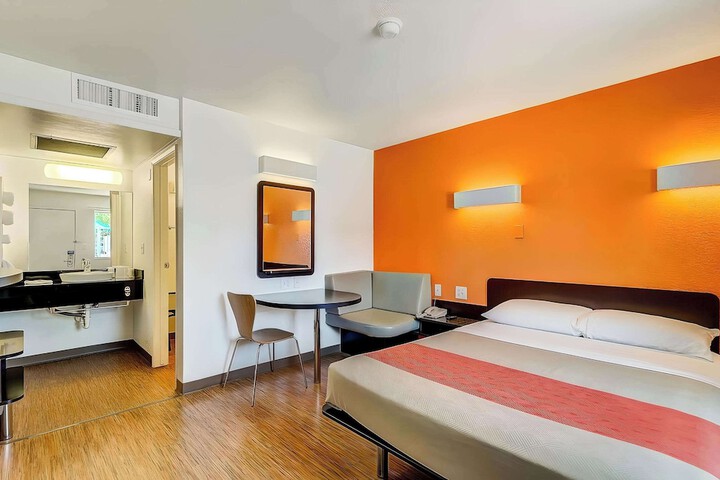 Room 9 of 23