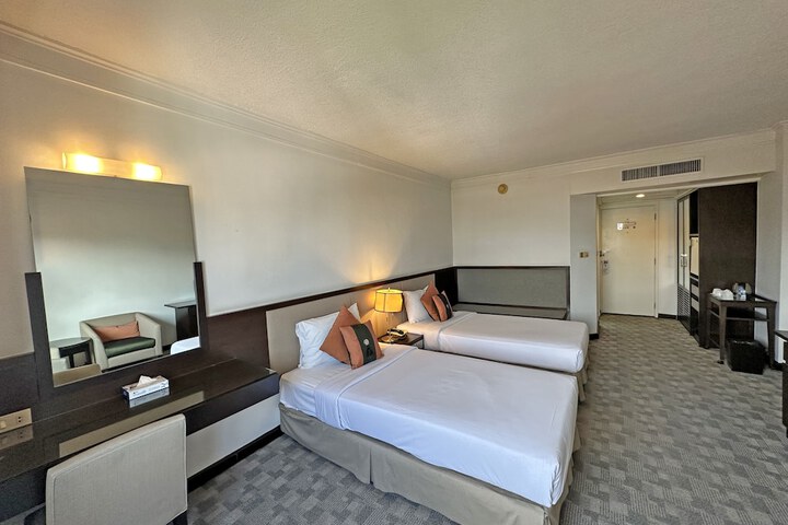 Room 30 of 103